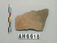 藏品(灰褐色夾砂陶片)的圖片